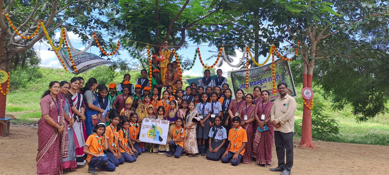 आदर्श शाळेत वृक्षबीयांची दहीहंडी कार्यक्रम संपन्न.